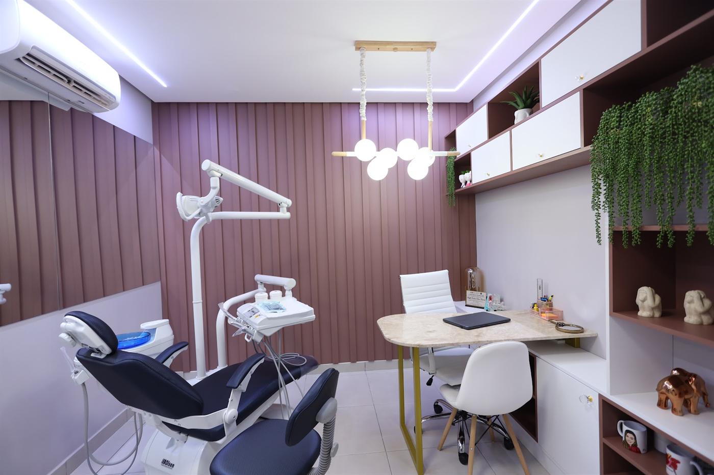 Consultório da COE, com cadeira odontológica e mesa de atendimento