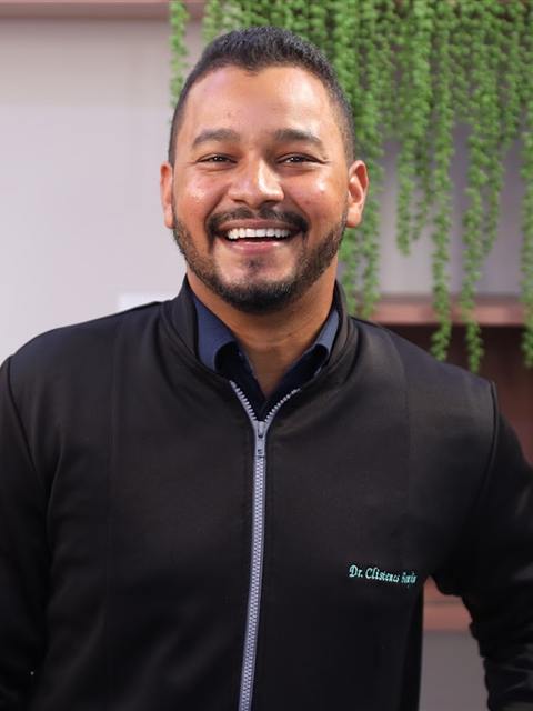 Dentista da equipe COE sorrindo